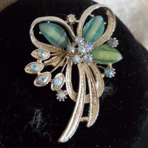 Vintage Geen and Blue Rhinestone in Silver tone setting Bow - Picture 3 of 4